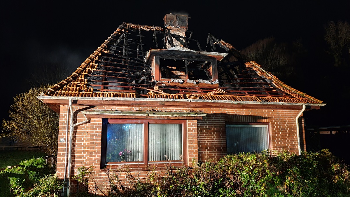 FW-RD: Lütjenbornholt (Kreis Rendsburg-Eckernförde) Großbrand in einem leerstehenden Wohnhaus