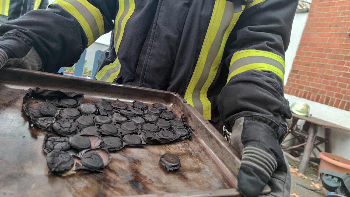 FW Celle: Brennt Backofen - Gebäck wird Raub der Flammen