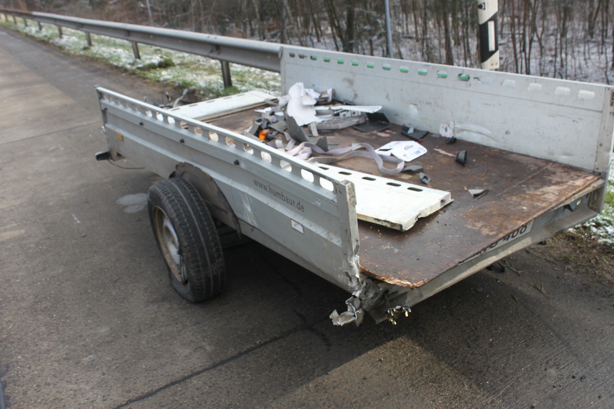 POL-PDKL: A6/Kaiserslautern, Verlorener Anhänger verursacht Verkehrsunfall