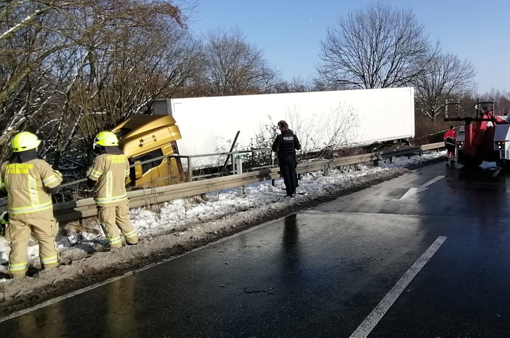 FW Pulheim: B59 - LKW-Unfall endet im Pulheimer Bach