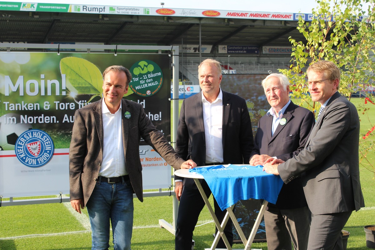 Tore und Tanken für mehr Wald in Schleswig-Holstein / Zweitligist Holstein Kiel unterstützt das Tankstellenunternehmen Willer bei einmaliger Initiative - Ministerpräsident Daniel Günther ist Schirmherr