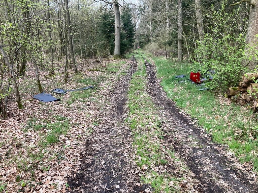 POL-HK: Walsrode: Kamera gestohlen, Fallen beschädigt; Klein Häuslingen: Schrottteile im Wald entsorgt - Polizei sucht Zeugen (Fotos anbei); Schwarmstedt: Auto in Schlangenlinien gefahren