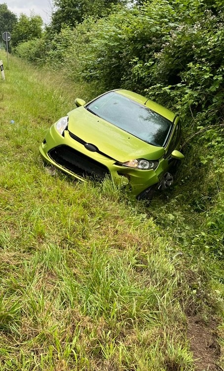 POL-HX: Pkw kommt von der Straße ab - Fahrer bleibt unverletzt