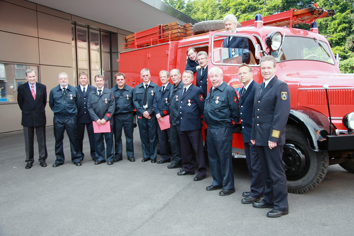 FW-E: Feuerwehr-Ehrenzeichen in Gold, Bildbeilage