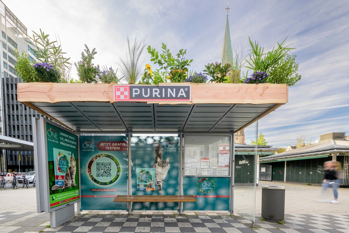 Mehr Nachhaltigkeit für Katzenliebhaber*innen: PURINA setzt Wartehallen in Düsseldorf und Berlin für PURINA ONE DualNature in Szene – WallDecaux zeigt deutschlandweit die klimaoptimierte Kampagne für CO2-reduzierte Katzennahrung von PURINA