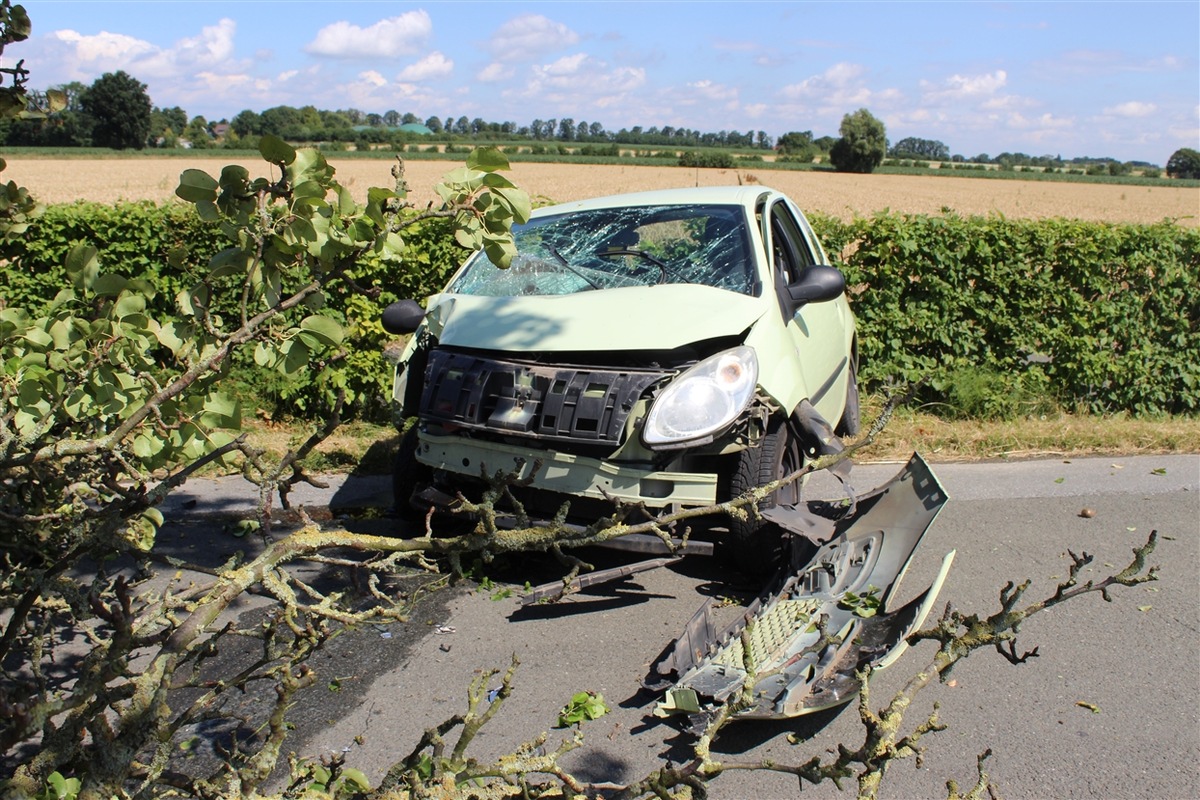 POL-SO: PKW-Fahrerin kollidiert mit Baum