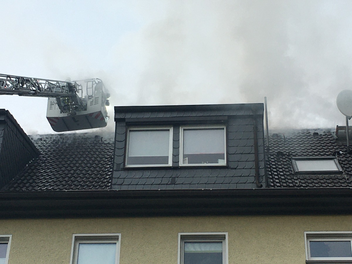 FW-E: Dachstuhlbrand nach vermutlichem Blitzeinschlag in Frohnhausen