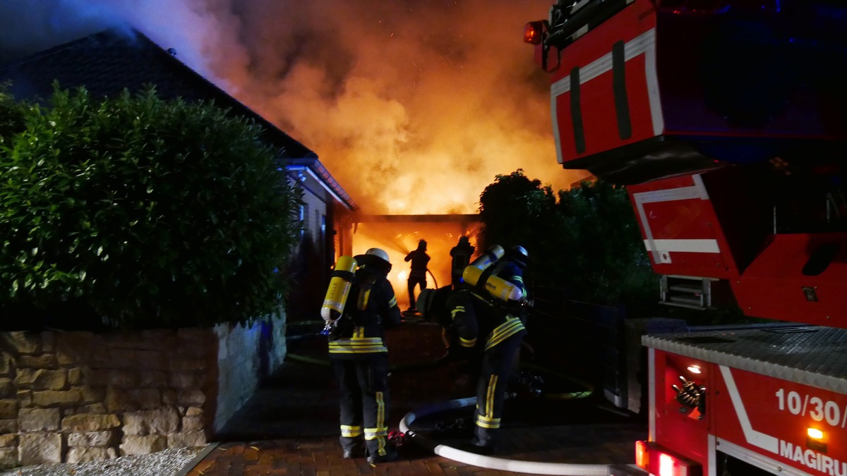 FW Celle: Wohngebäudebrand - Celler Feuerwehr verhindert Brandausbreitung