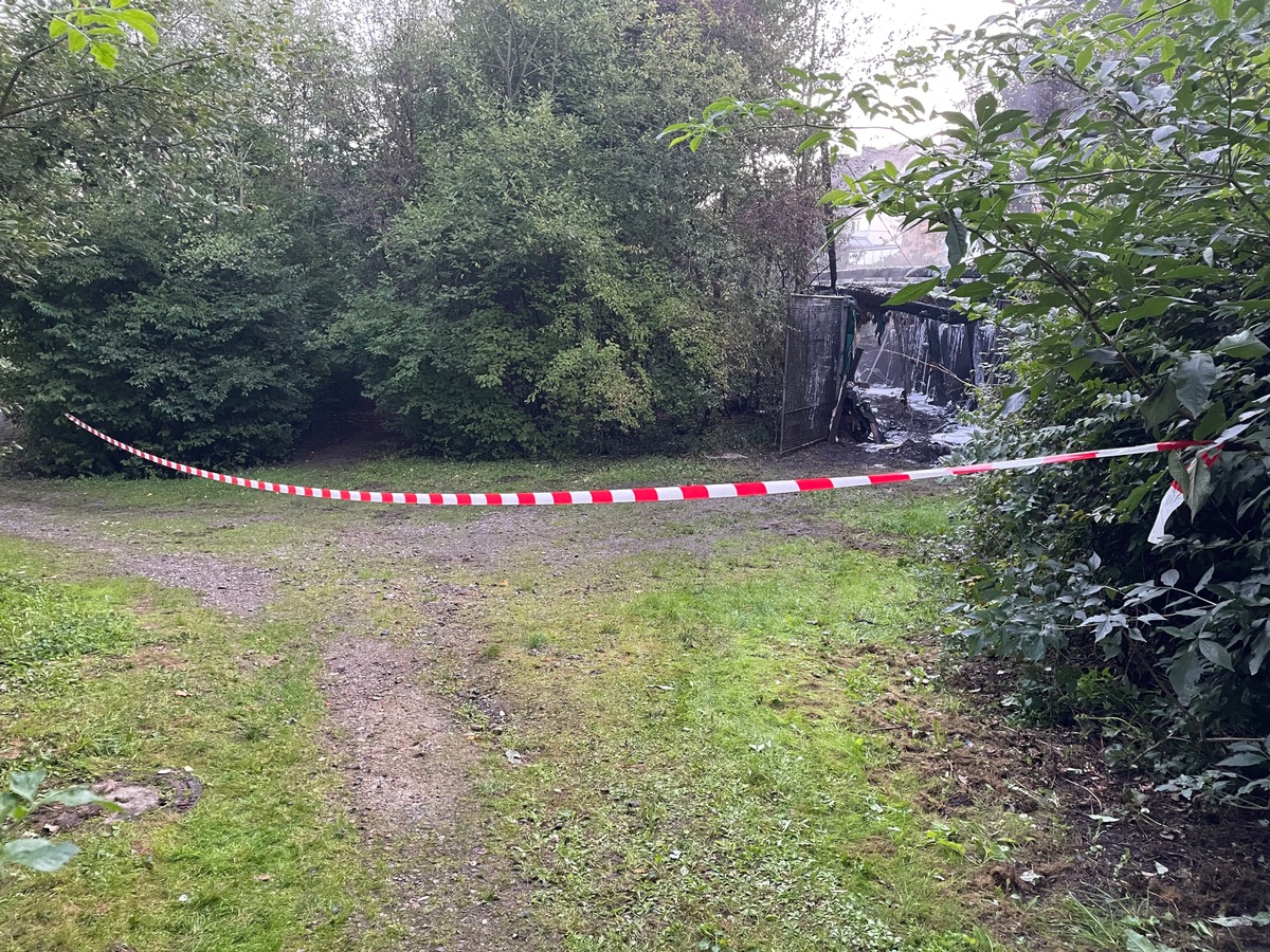 FW-Heiligenhaus: Carport in Vollbrand (Meldung 15/2022)