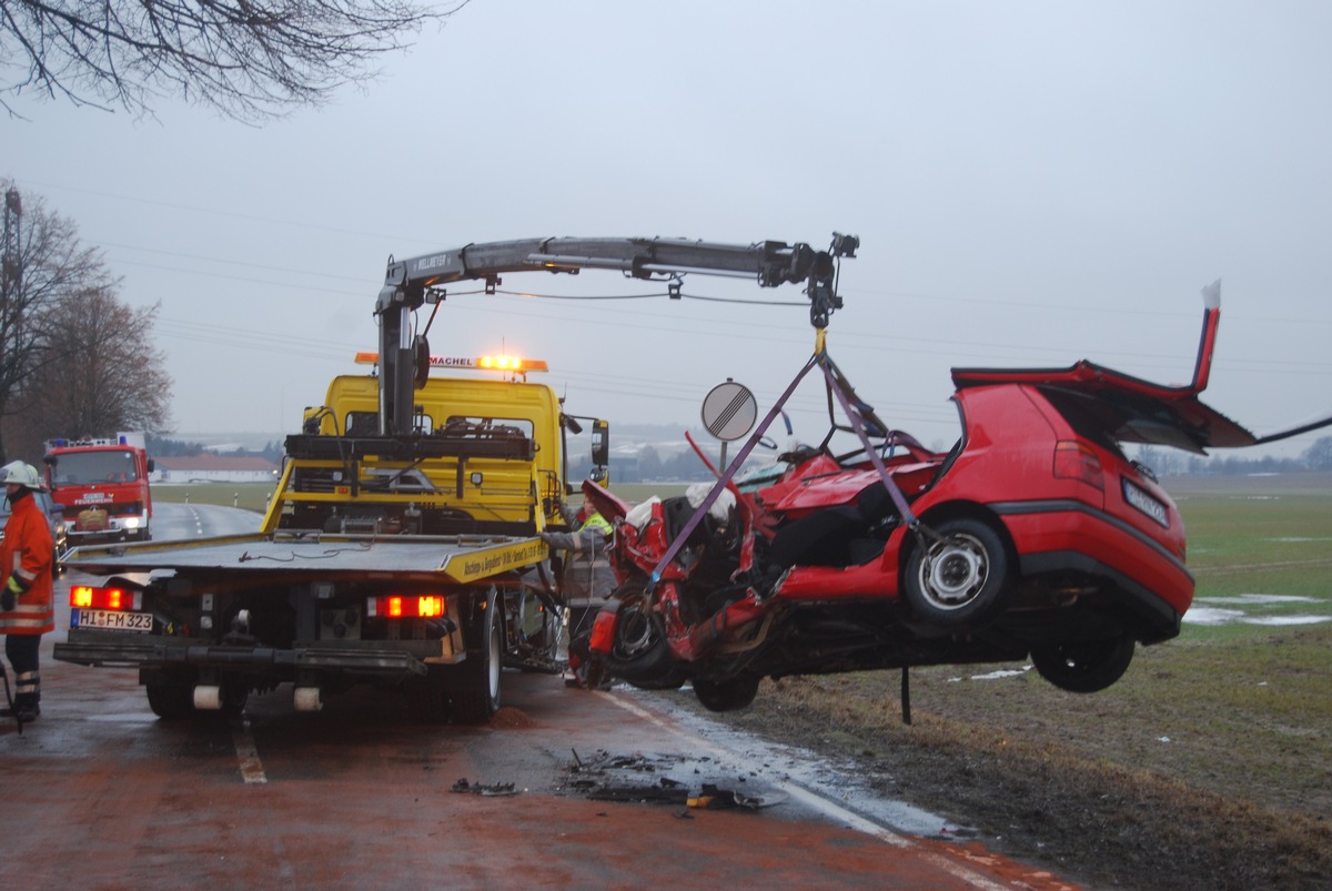 POL-HI: Eime - Foto zum Abschleppvorgang auf der B 240