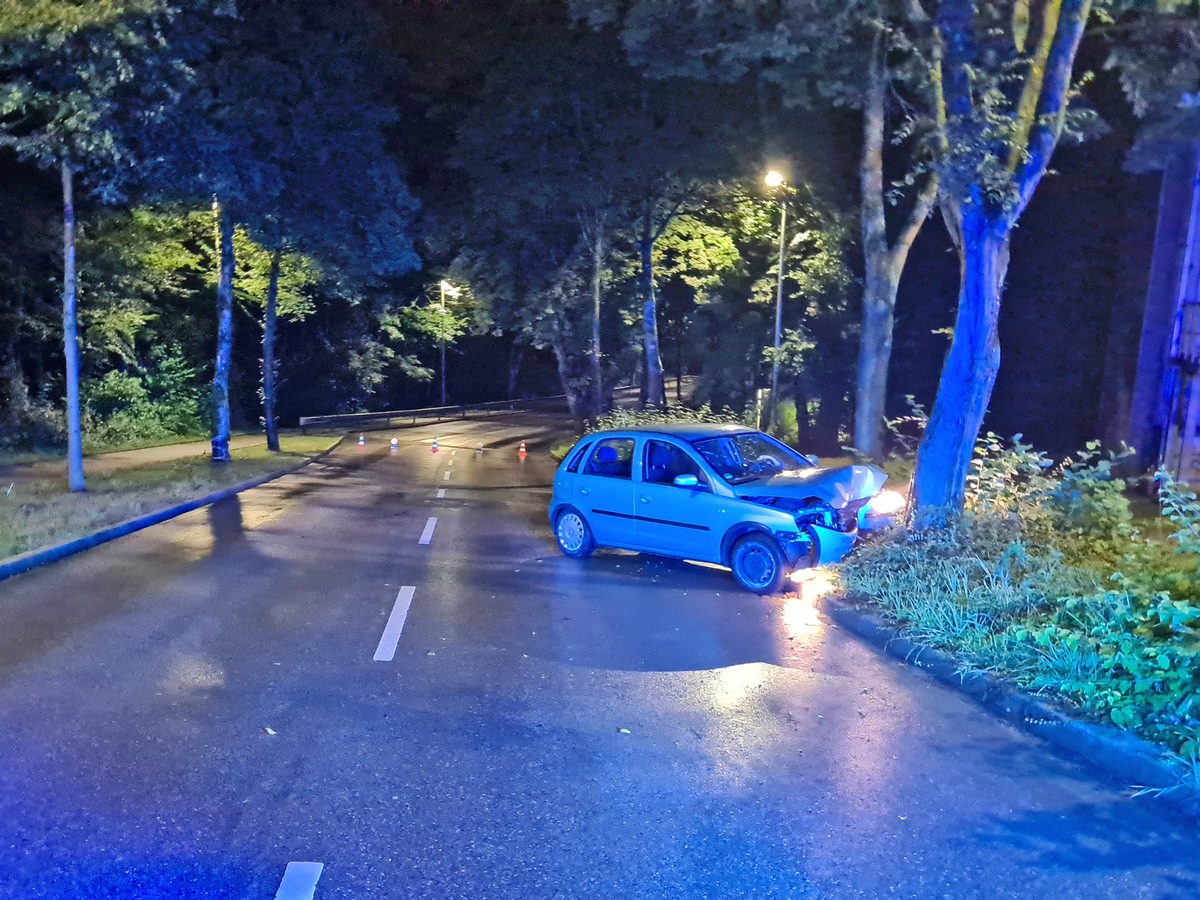 POL-ME: Nach Fahrfehler gegen einen Baum geprallt - Heiligenhaus - 2108148