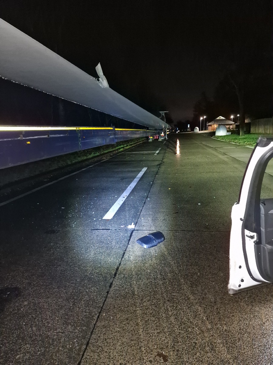 POL-CUX: Verkehrsunfallflucht auf BAB Parkplatz - Enormer Schaden nach Beschädigung eines dort abgestellten Flügels einer Windkraftanlage (Lichtbild in der Anlage)