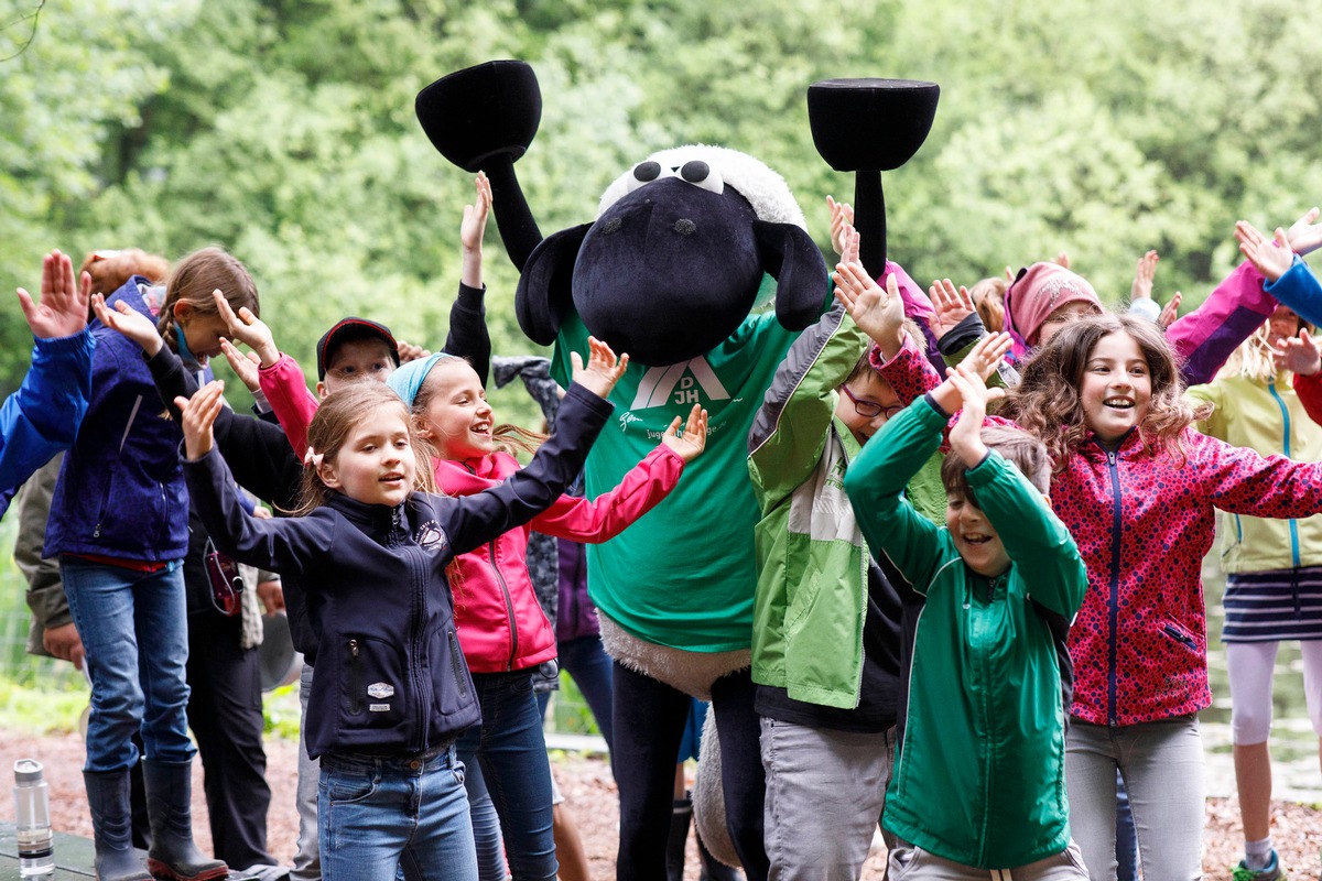 Kleine Aktionen mit großem Erfolg: DJH-Naturbotschafter Shaun das Schaf begeistert 145.000 Kinder in den Jugendherbergen für den Umweltschutz