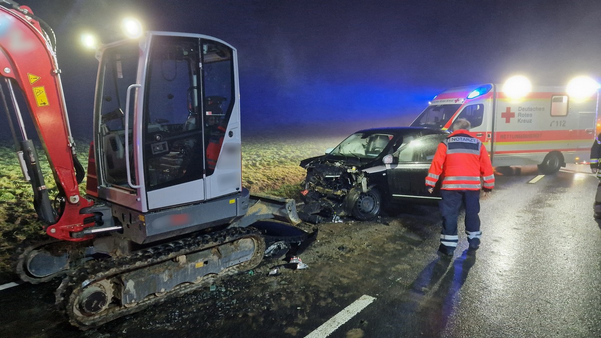 FW VG Westerburg: PKW fährt auf Raupenbagger auf - Drei Personen verletzt