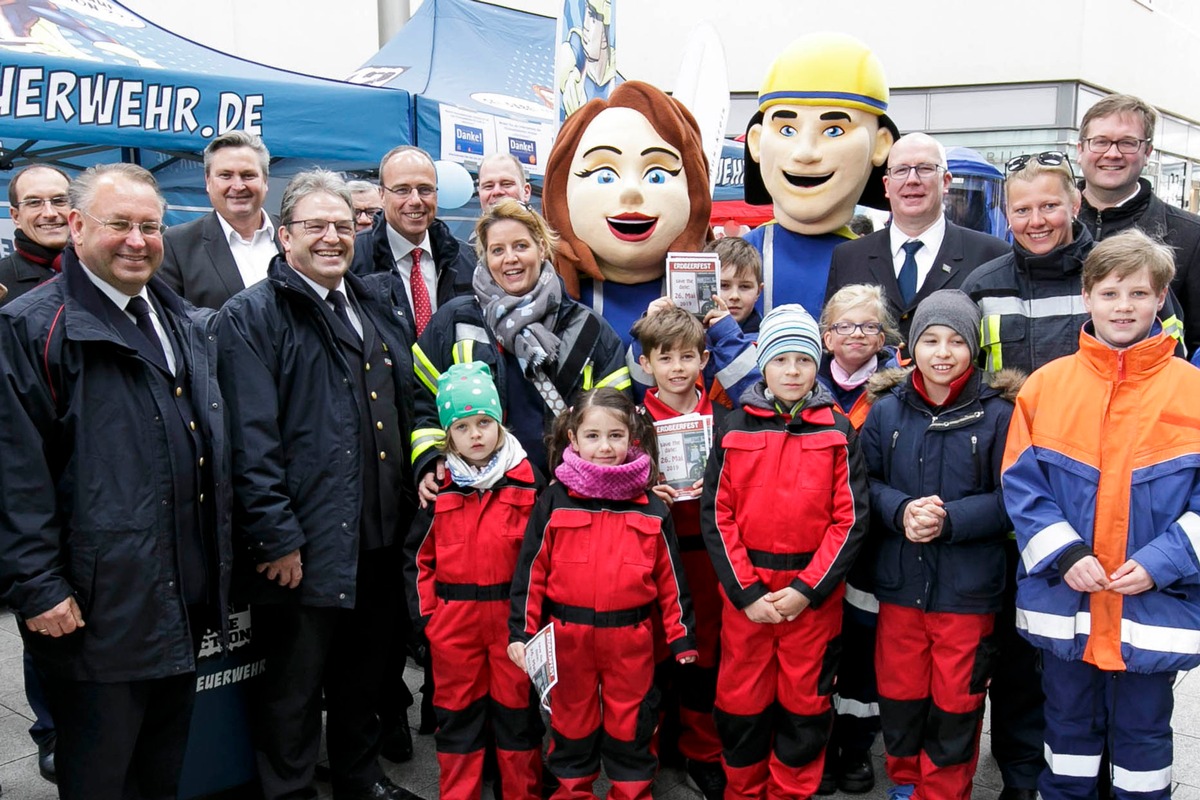 Jugendfeuerwehr-Aktionstage im MTZ: großer Publikumsandrang, viel Prominenz