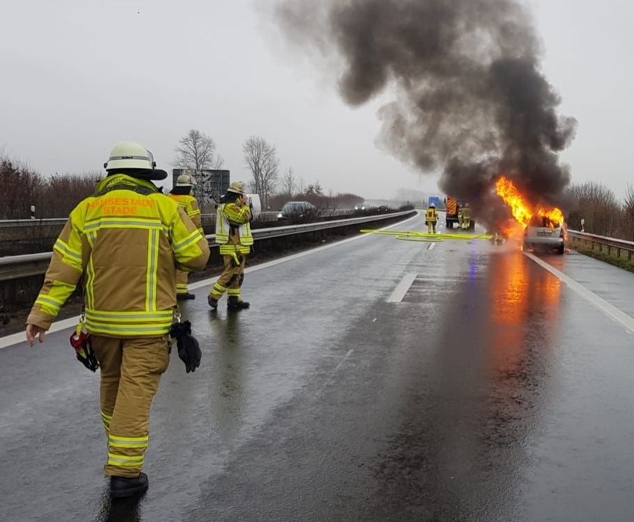 POL-STD: Opel Astra Caravan gerät auf Autobahn 26 in Brand -  A 26 für eine Stunde gesperrt