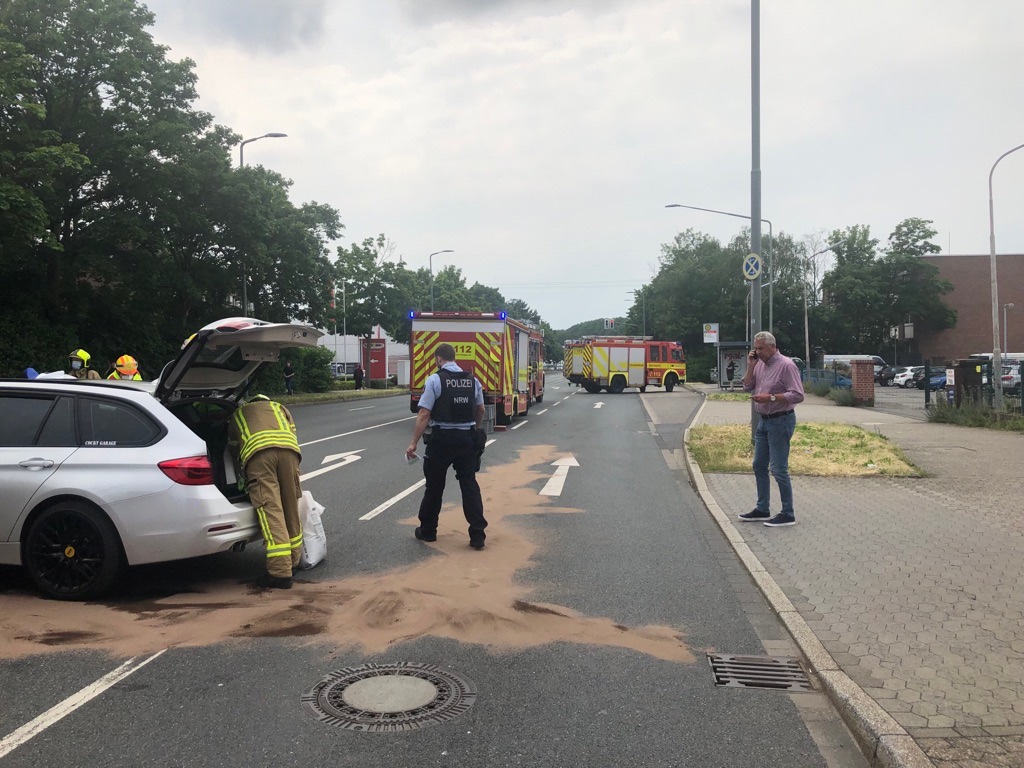 FW Ratingen: Verkehrsunfall mit zwei PKW und eingeklemmter Person gemeldet