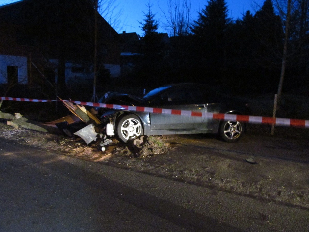 POL-HOL: Delligsen - Dr. Jasper-Straße: Unter Alkoholeinfluss gegen Baum geprallt - 73jähriger Fahrer nicht angegurtet / Schwere Kopfverletzungen -