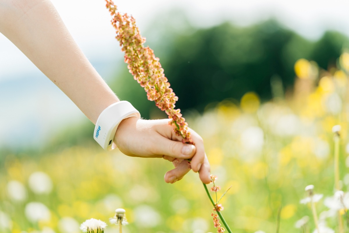 Wirksamer Schutz vor der Stechmückenplage: Rutronik24 vertreibt nopixgo®-Insektenschutz-Armbänder mit biopulse-Modul