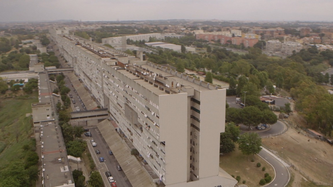 Wohnen extrem! Mit &quot;Abenteuer Leben&quot; hinter den Kulissen von &quot;Corviale&quot;, dem längsten Hochhaus Europas - am 26. August 2012 um 22.15 Uhr bei kabel eins (BILD)