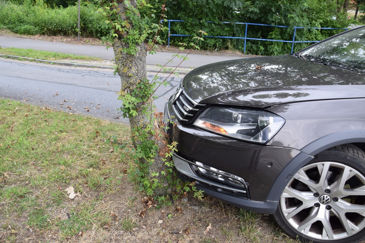 POL-HF: Hiddenhauserin nach Zusammenstoß leicht verletzt - Verkehrsunfall im Kreuzungsbereich