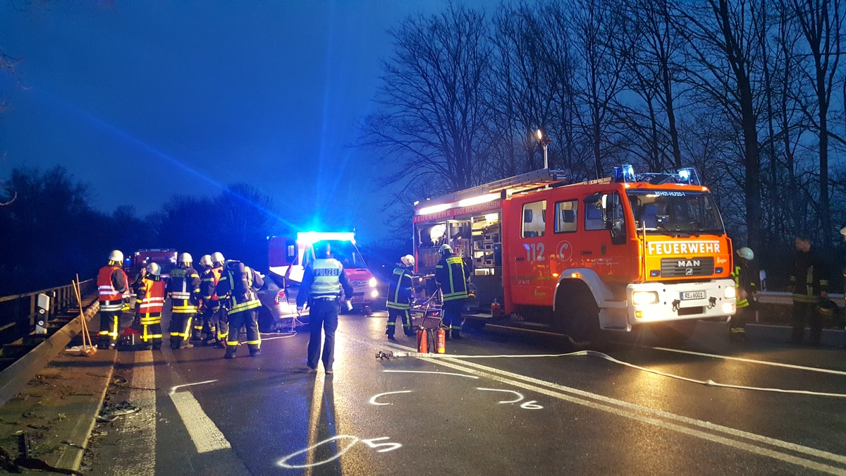 FW-RE: Schwerer Verkehrsunfall auf der BAB 2 - fünf Verletzte, zwei davon schwer verletzt