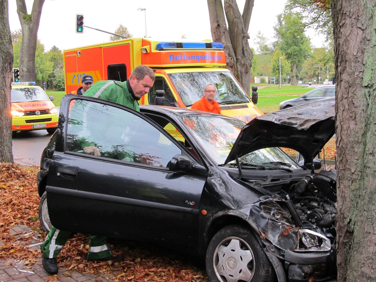 POL-HOL: Auto prallt gegen Baum - drei Verletzte /  Fahrer verliert beim Abbiegen die Kontrolle über sein Auto