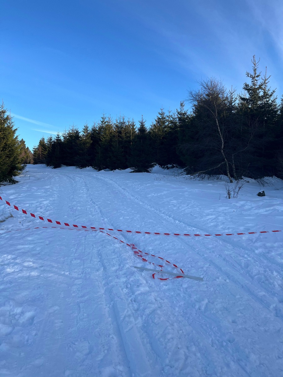 POL-HSK: Auto zerstört Loipe im Skigebiet