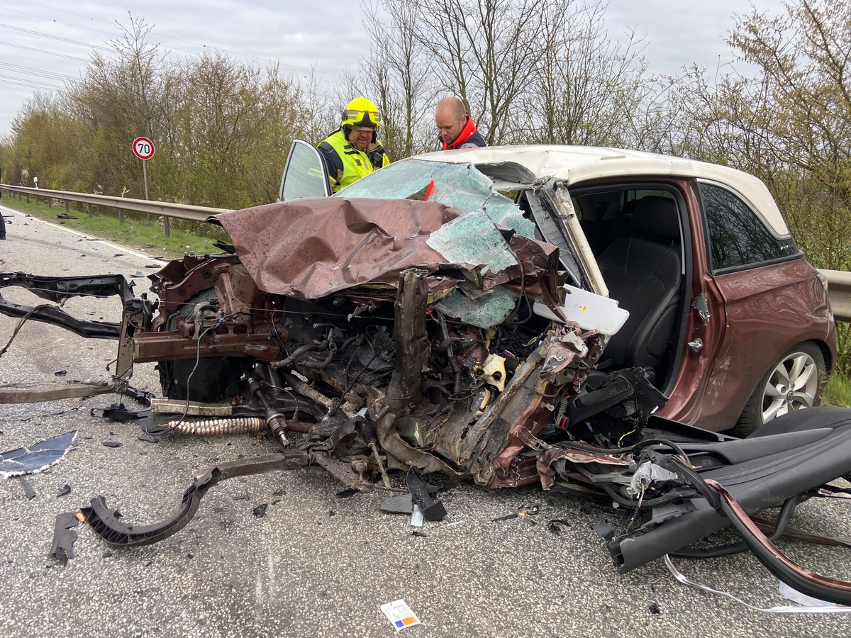 FW-SE: Schwerer Verkehrsunfall zwischen einem PKW und einem LKW auf der L326