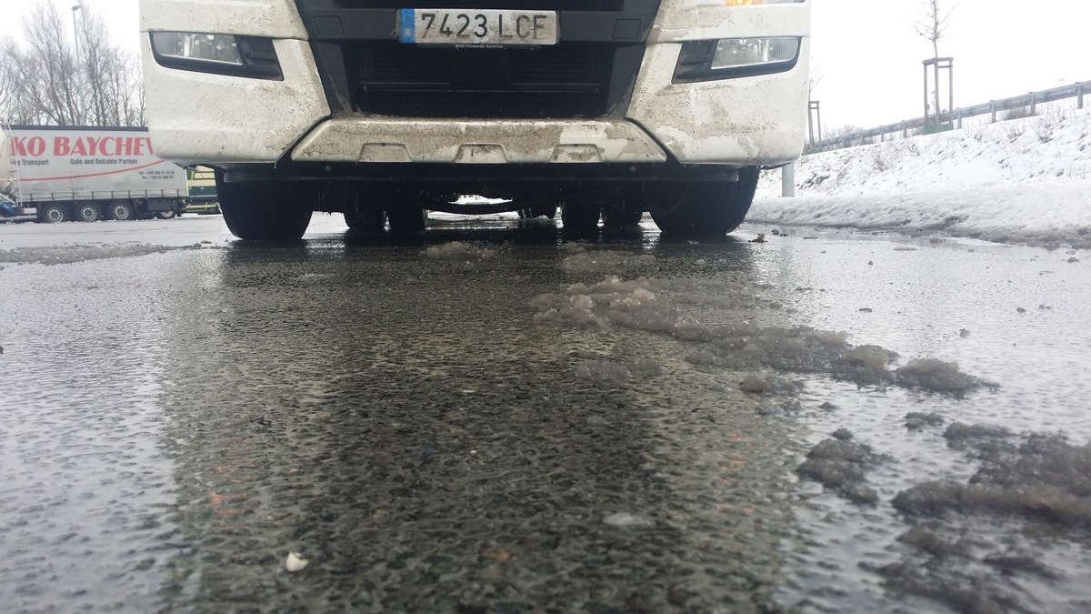 POL-FL: Schlimmeres verhindert, LKW trotz Unfallschaden auf der Autobahn unterwegs in Richtung Süden