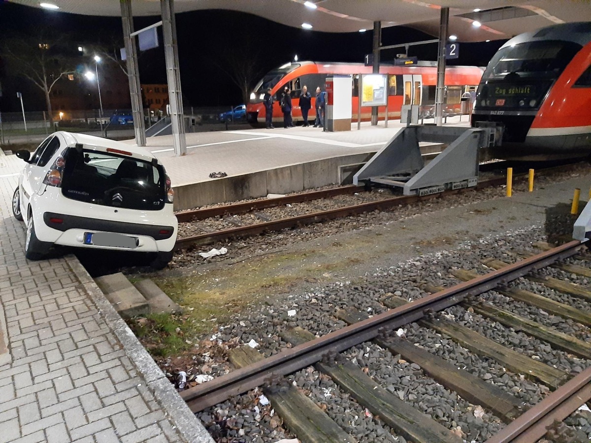 BPOL-KL: PKW landet im Gleisbereich