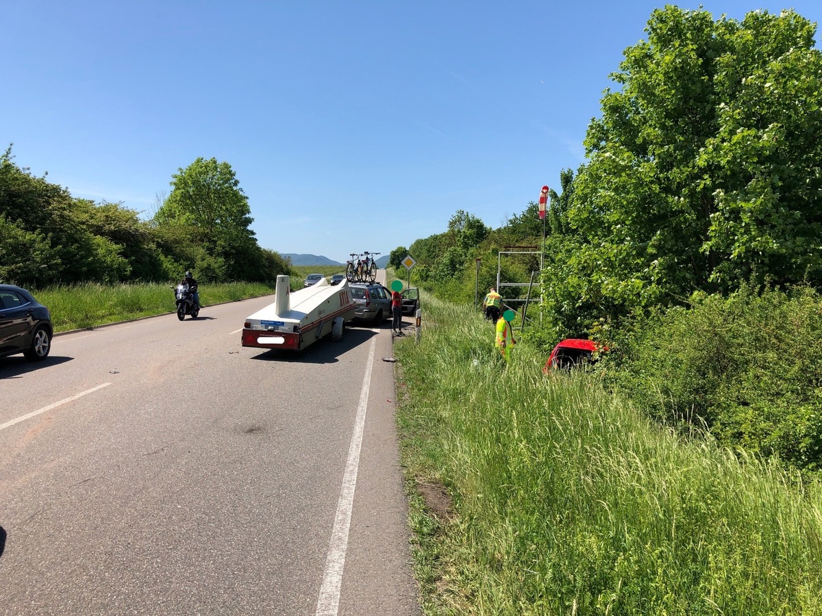 POL-PDLD: Landau - Zwei Verletzte bei Unfall - Verursacher flüchtet