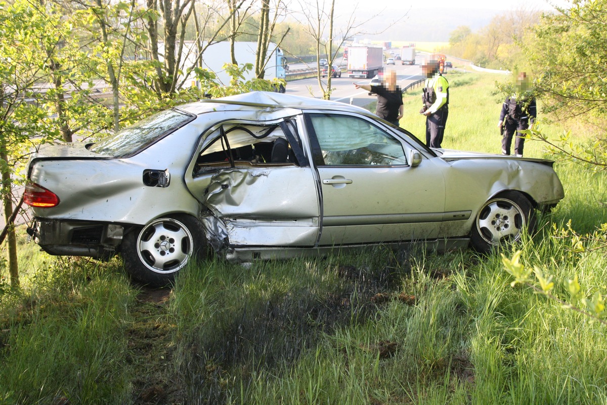 POL-BI: Alleinunfall auf der A2 - Pkw auf der Böschung