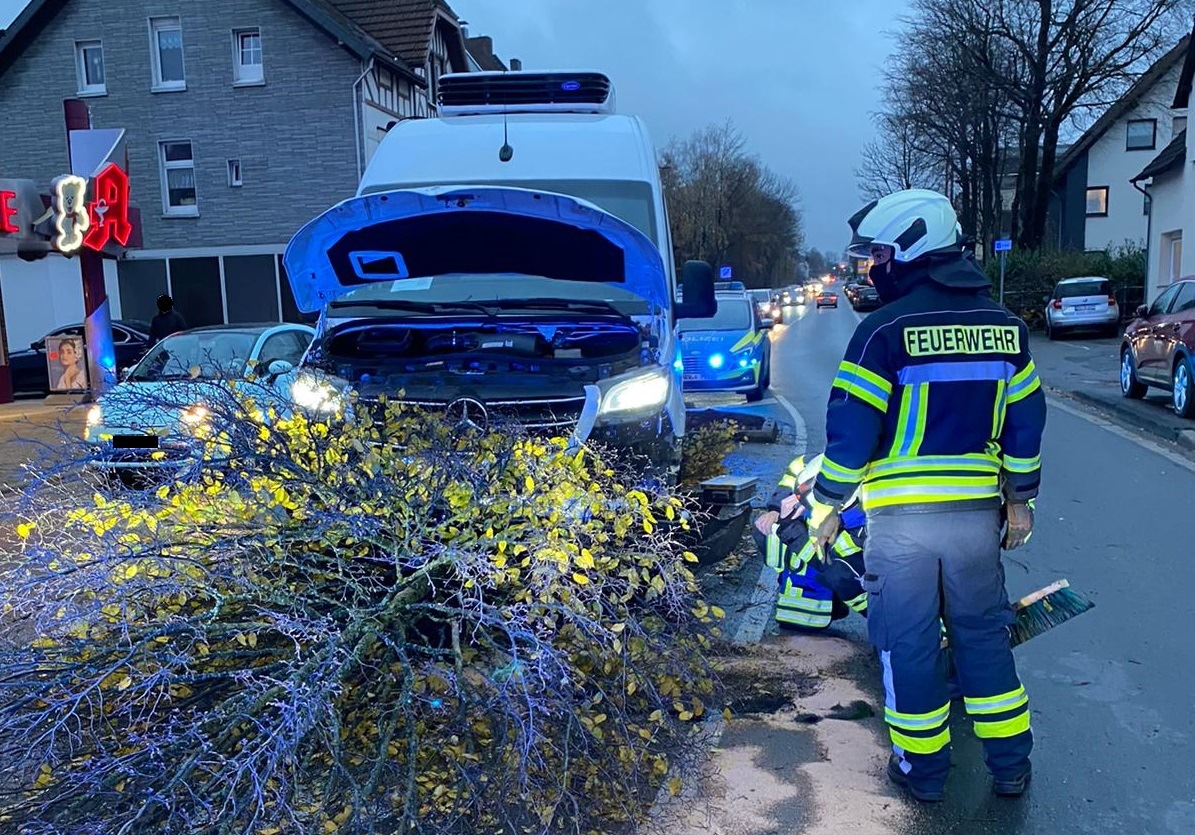 FW-EN: Verkehrsunfall und ausgelöster Rauchwarnmelder