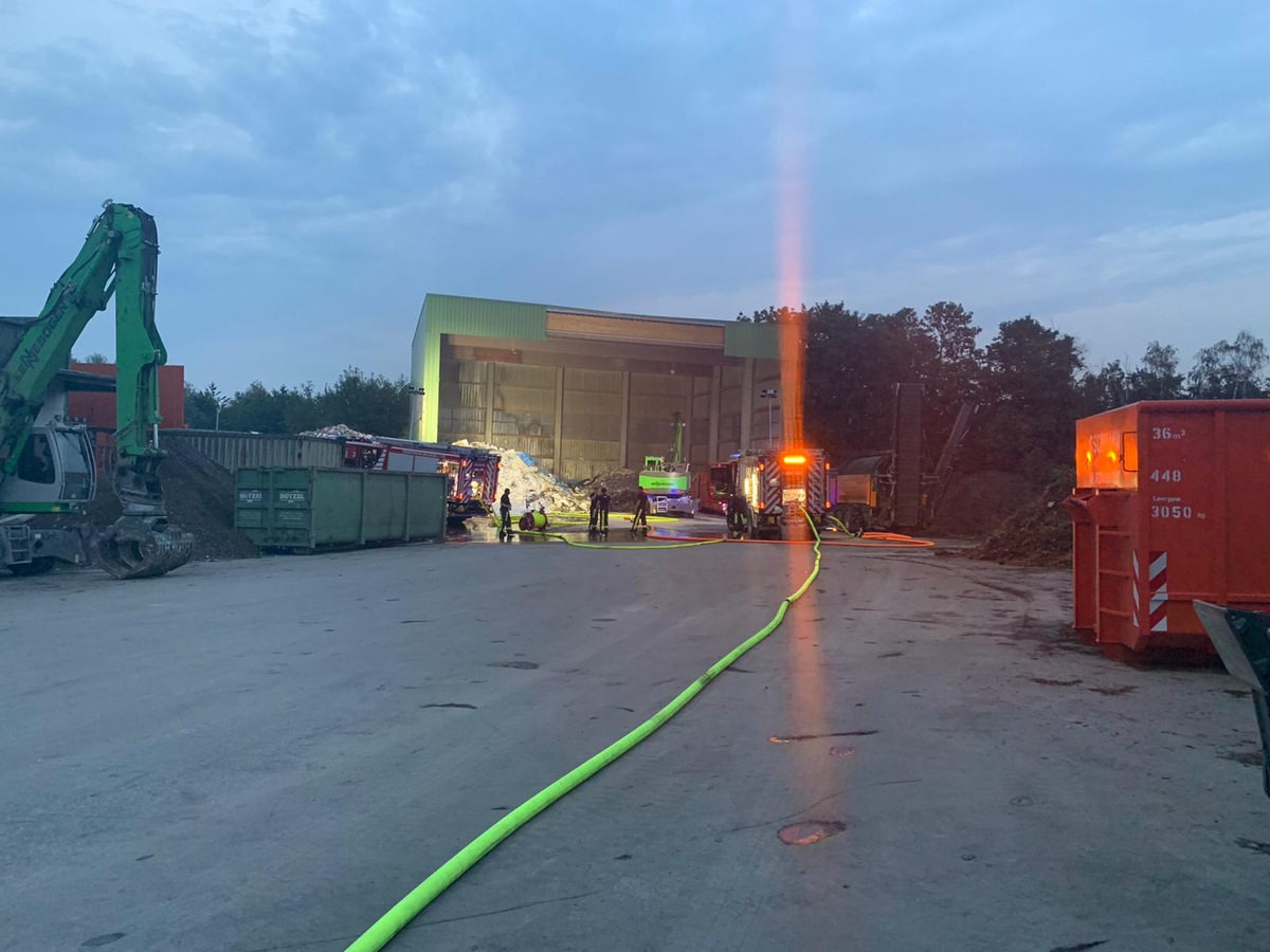 FW-BO: Brand in einer Entsorgungsfirma in Bochum Werne