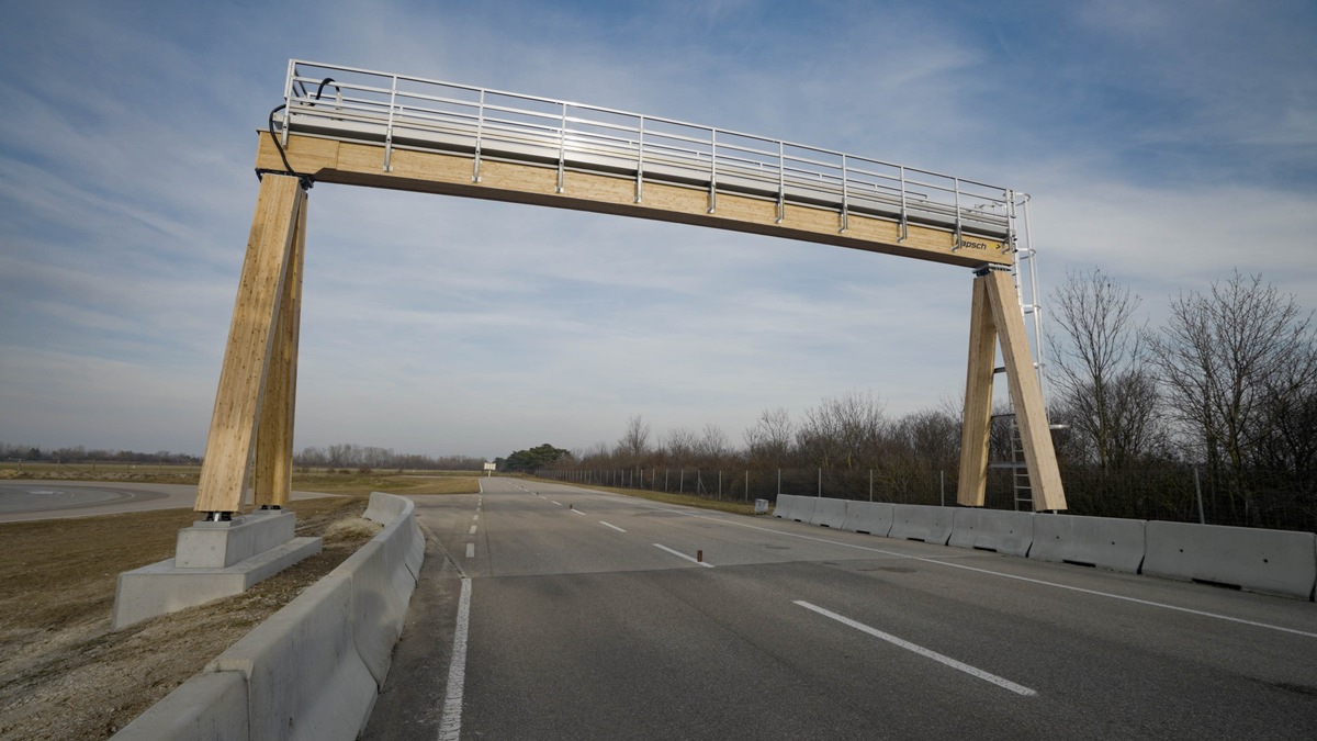 Mautbrücken aus Holz für die Autobahn