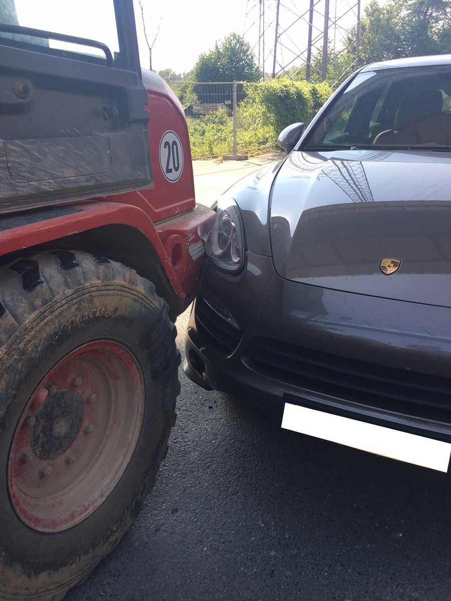 POL-HA: Unfall zwischen Radlader und Porsche