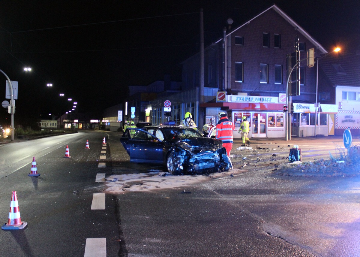 POL-MI: Unfall beim Abbiegen: Drei Menschen schwer verletzt