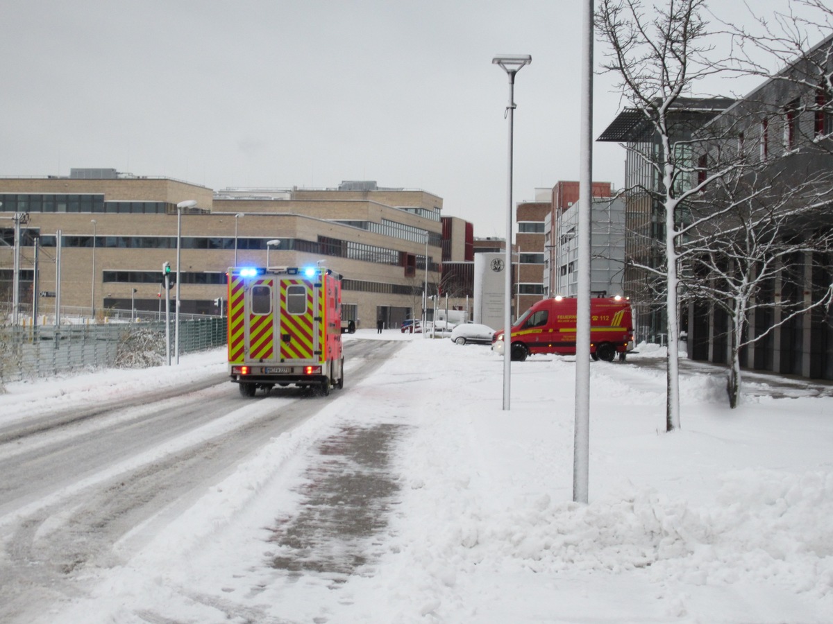 FW-MH: Rettungsdienstfahrzeuge der Feuerwehr mit Schneeketten im Einsatz/
93 Einsätze für die Feuerwehr Mülheim.