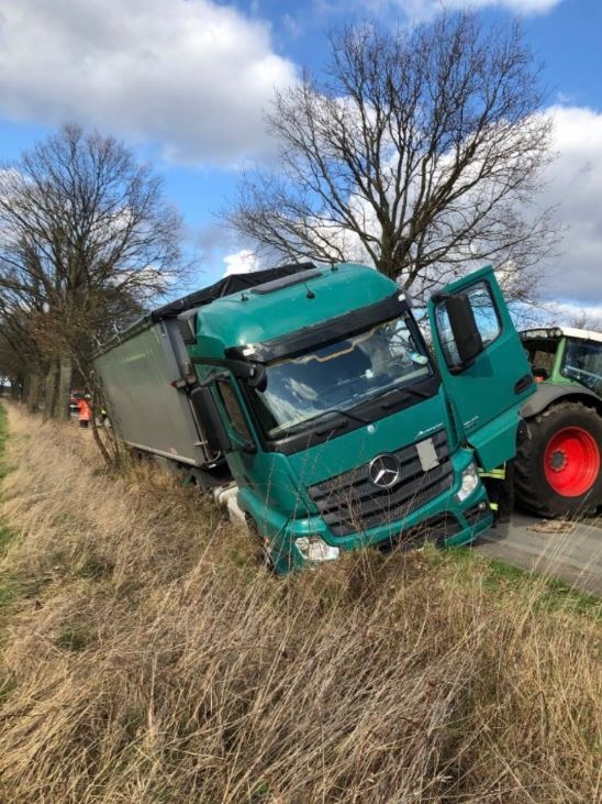 POL-CE: Celle - PKW verstößt gegen Rechtsfahrgebot - Entgegenkommender Gülle-LKW landet im Graben