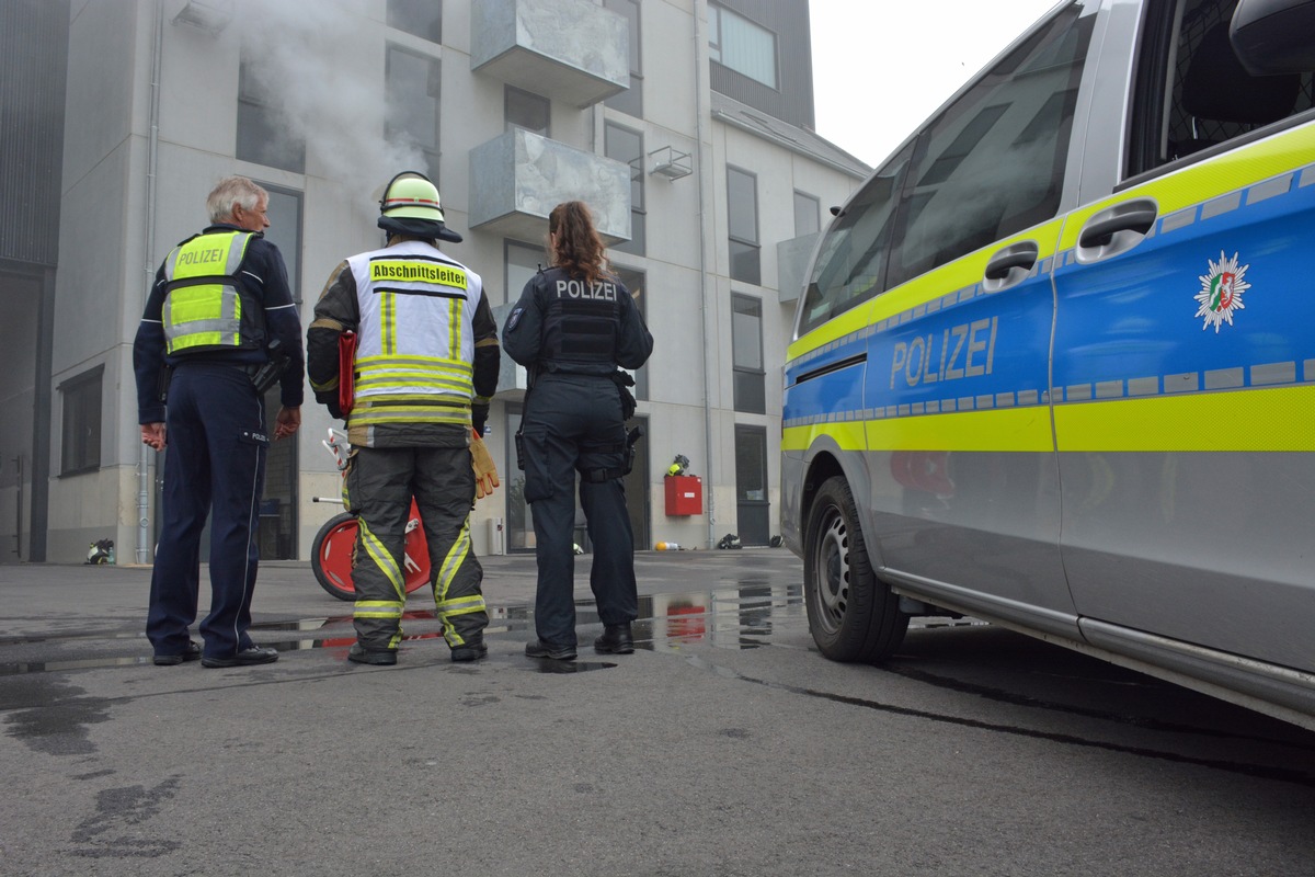 POL-ME: Feuer in leerstehendem Schulgebäude - die Polizei ermittelt - Velbert - 2306063