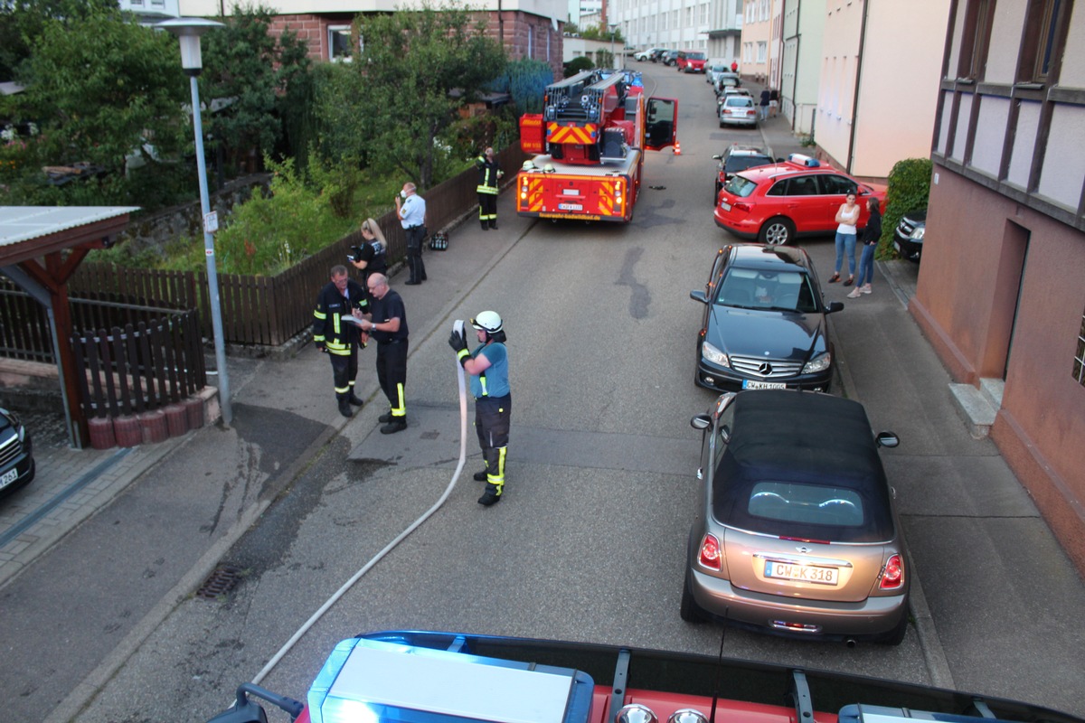 KFV-CW: Dachstuhlbrand fordert mehrere verletzte Bewohner, einen mit schwersten Brandverletzungen