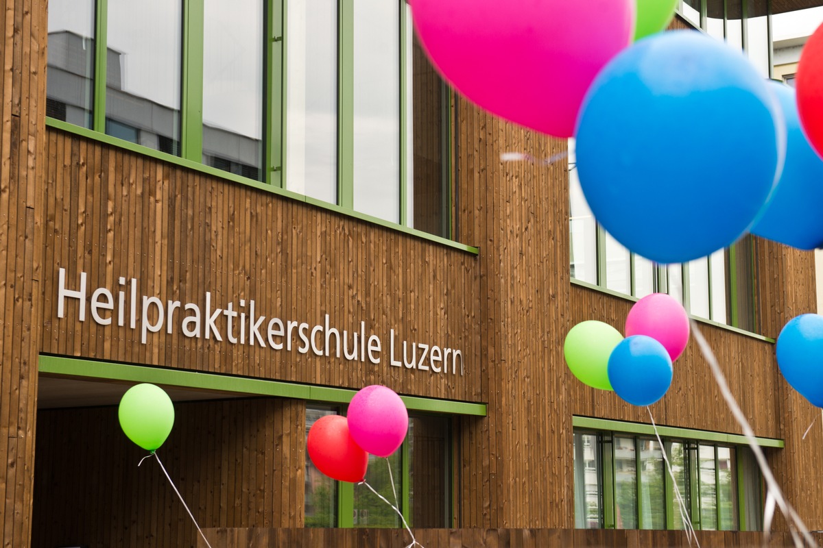 Die Heilpraktikerschule Luzern lädt alle Interessierten herzlich zum Grossen Schnuppertag ein, der am 16. September 2023 von 12.30 bis 17.15 Uhr stattfindet