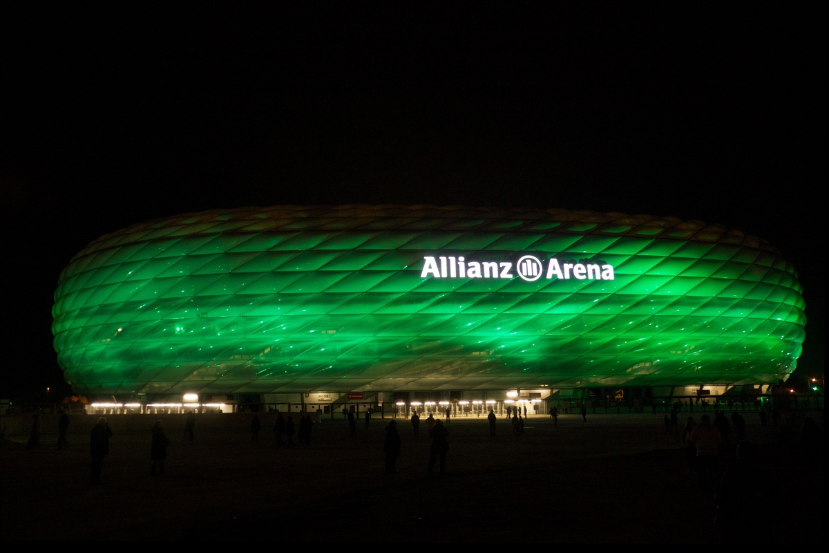 Feierlaune trotz Winterwetter / St. Patrick&#039;s Day 2013: &quot;Black Stuff&quot; und grüne Monumente (BILD)