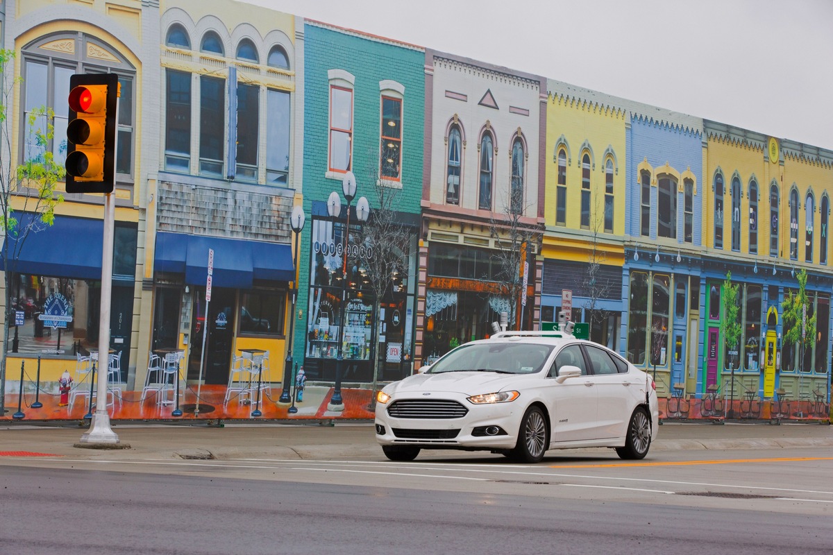 Als erster Autohersteller testet Ford autonome Fahrzeuge in &quot;Mcity&quot; - dem urbanen Testlabor der Universität von Michigan (FOTO)