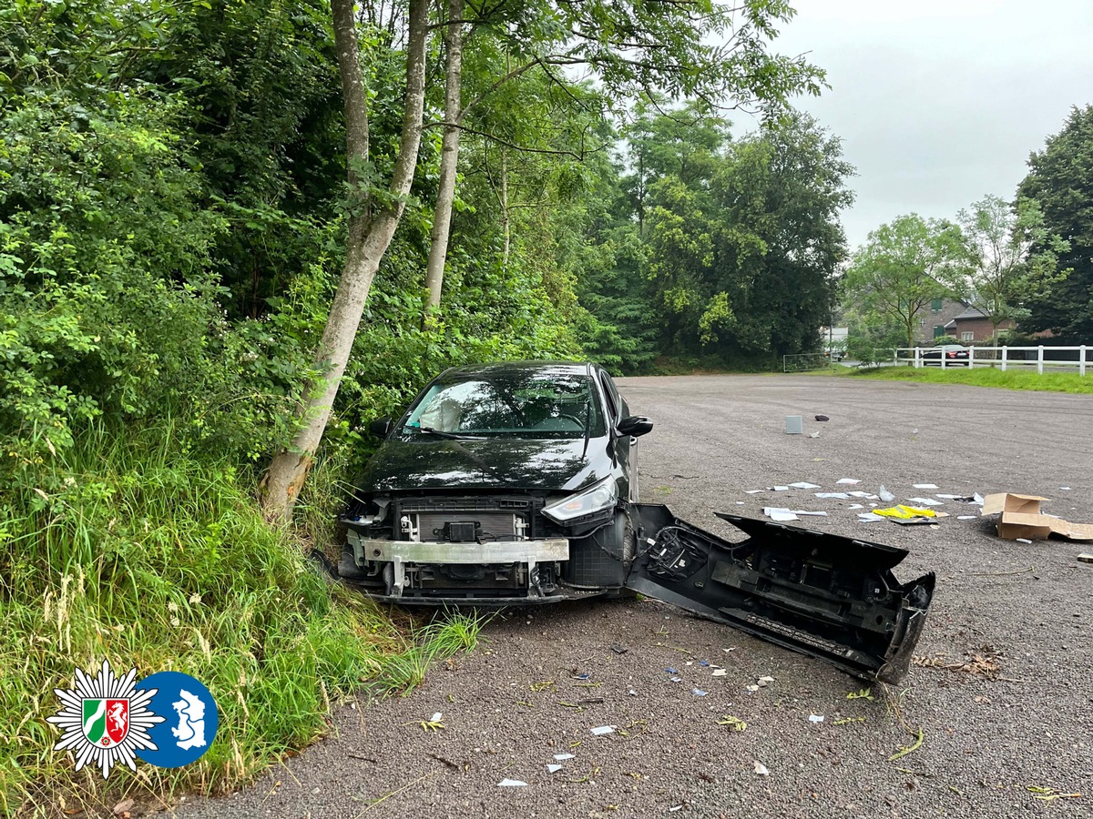 POL-DU: Baerl: Autofahrer kollidiert mit einem Baum und bleibt unverletzt