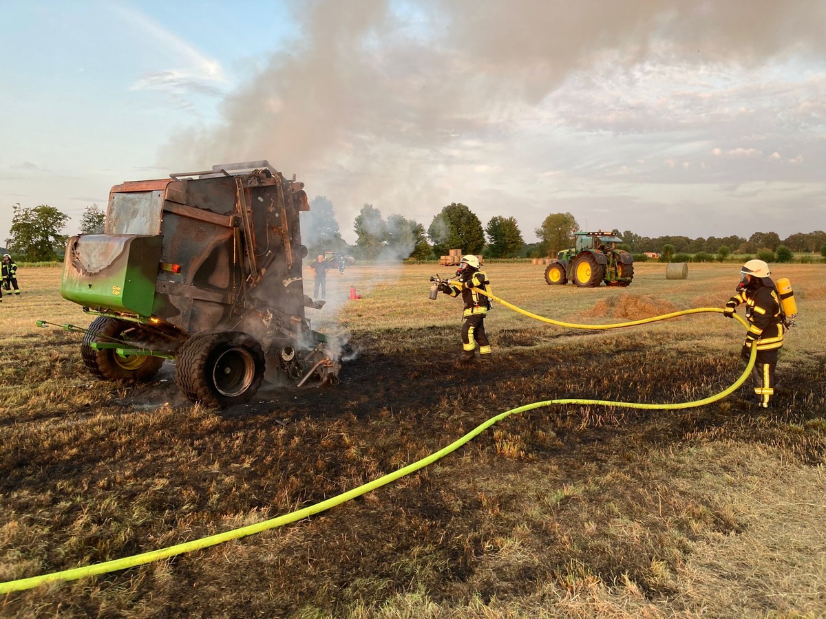 POL-STD: Rundballenpresse bei landwirtschaftlichen Arbeiten in Kutenholz in Brand geraten