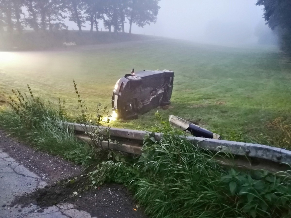 POL-ME: Von der Fahrbahn abgekommen und überschlagen - Velbert - 2109065