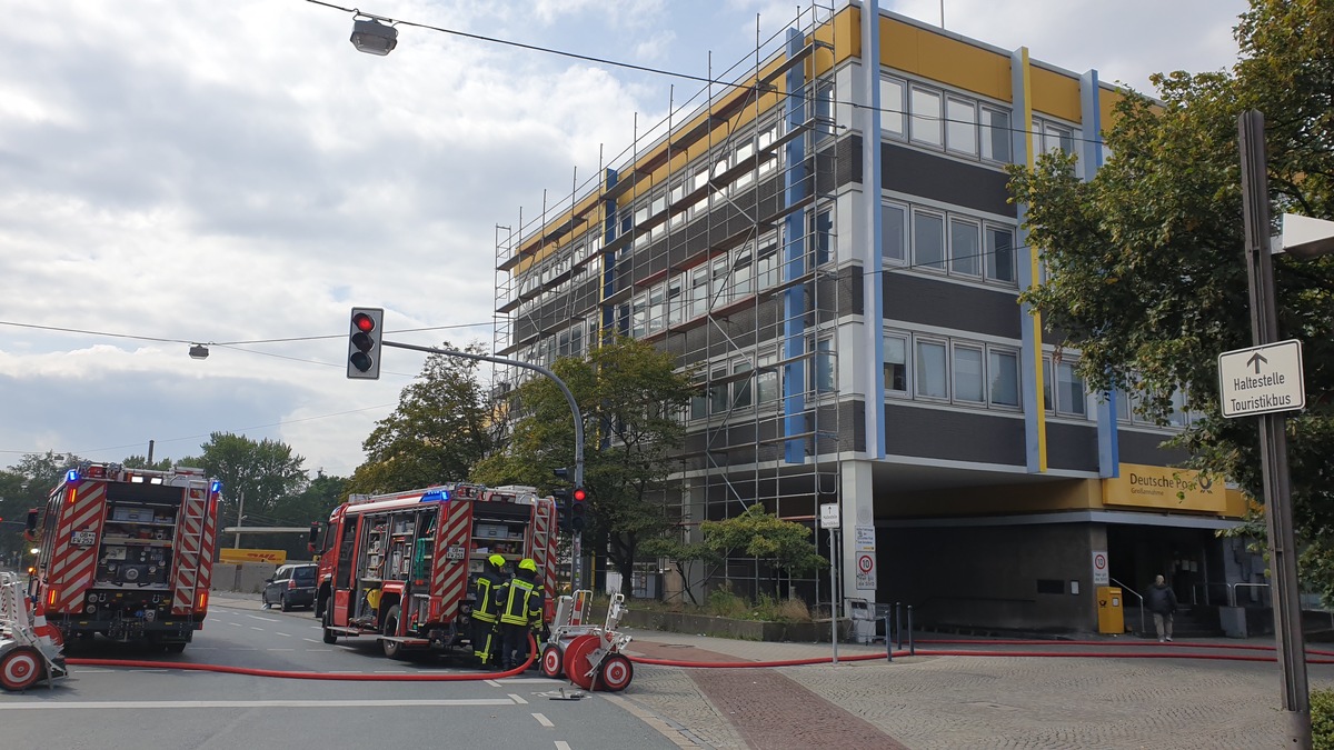 FW-OB: Feuer in leerstehendem Bereich eines Paketverteilzentrums Mitarbeiter entdeckt Brand im Obergeschoss