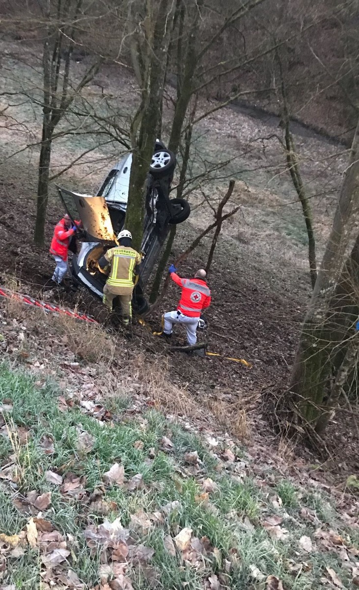 POL-PDKL: Nach Unfall im Baum gelandet